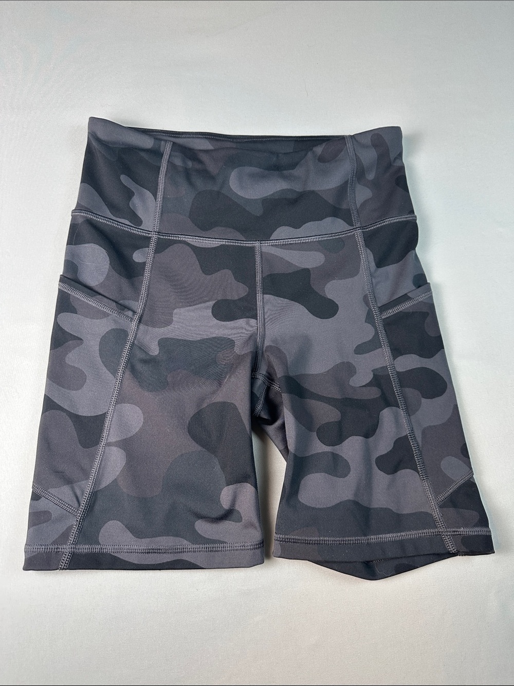 GAPFit Women's Athletic Running Shorts Gray Camo Size XS Side Pockets